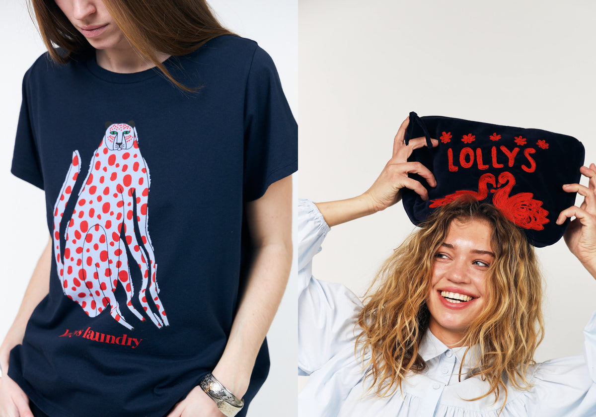 To kvinder med farverige accessories. Den ene bærer en mørkeblå T-shirt med print af en hvid leopard med røde prikker, mens den anden holder en mørkeblå makeuptaske med rødt svanebroderi over hovedet.