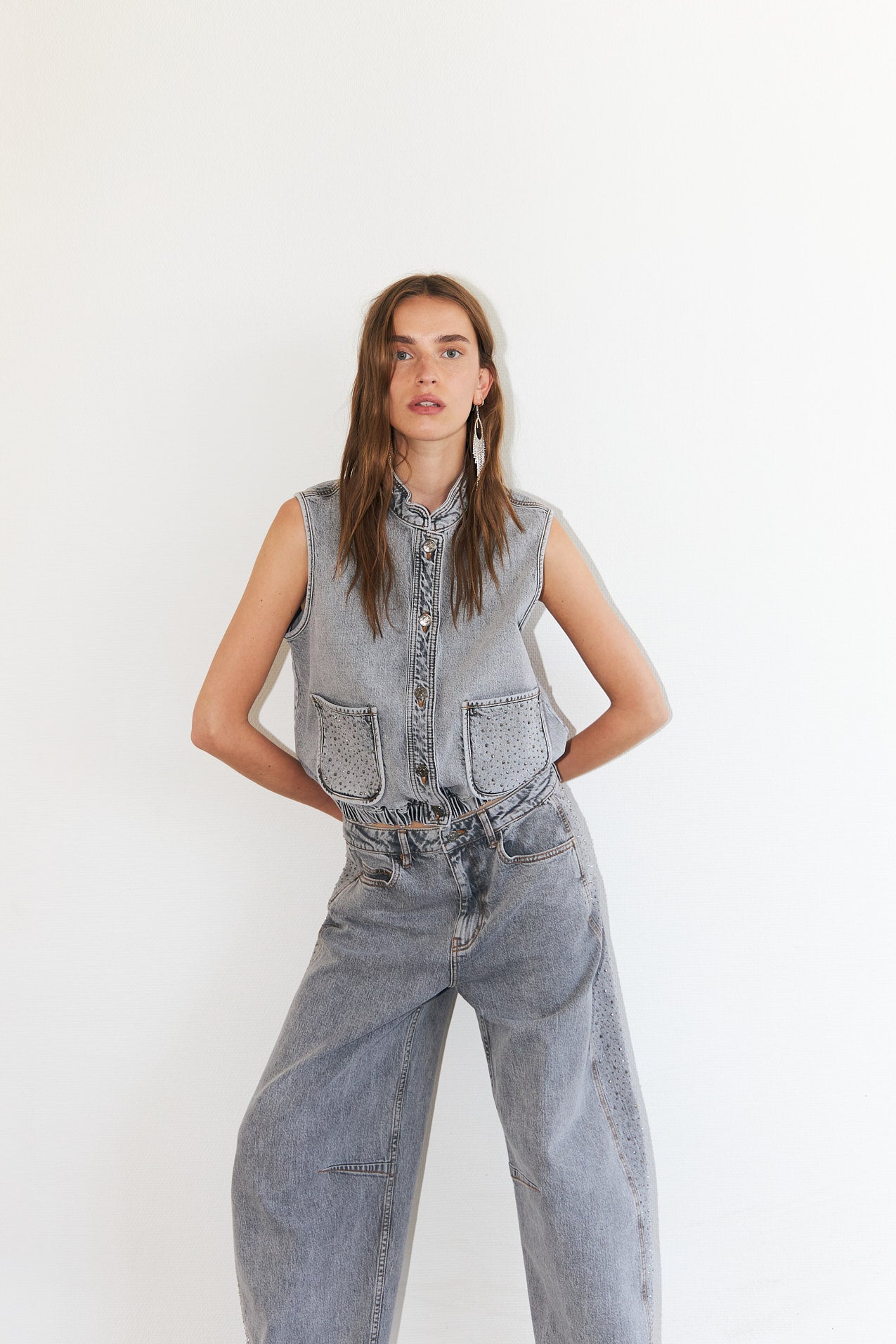 CarmenLL Denim vest med stendetaljer i lysegrå | Lollys Laundry