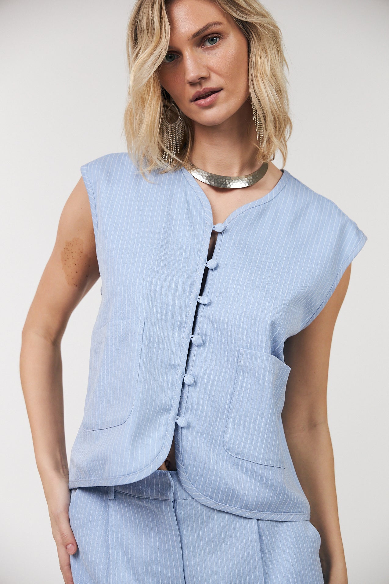 AbbeyLL vest i lyseblå med fine striber | Lollys Laundry