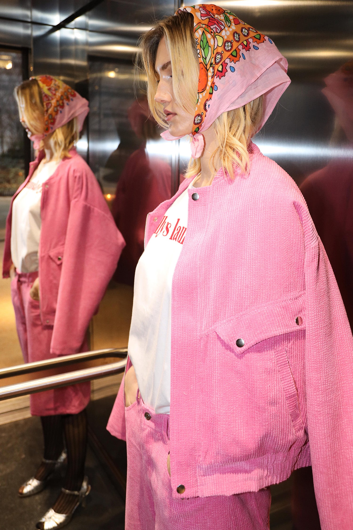 Model i pink fløjlsjakke i bomberjakke stil