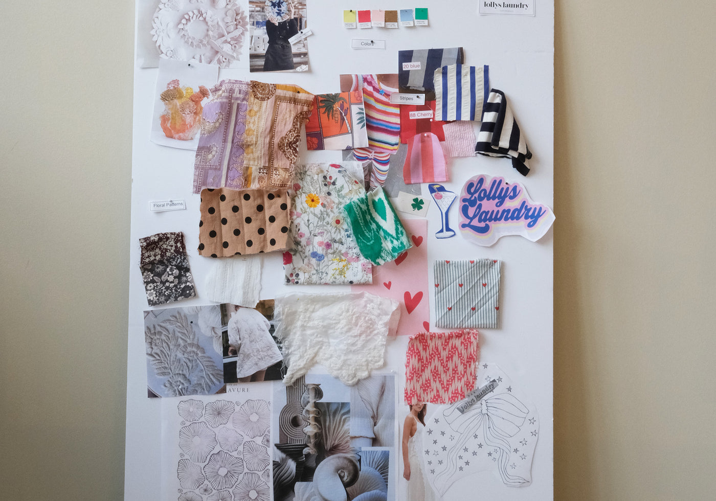 Dette moodboard indfanger det legende og kreative univers bag Lollys Laundrys 26.2 kollektion. Her mødes håndtegnede blomsterprints, markante striber, bløde teksturer og farverige kombinationer i en balance mellem feminine, kunstneriske og sporty referencer.