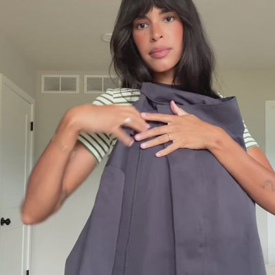 Video af kvinde, der viser BulgariaLL jakken fra Lollys Laundry i en støvet lilla nuance med oversized pasform, knapper og brede ærmer, stylet med stribet bluse og jeans.